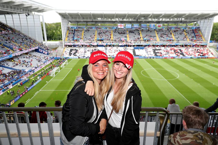 Il sorriso di due tifose inglese prima del “derby” con il Galles (LaPresse)